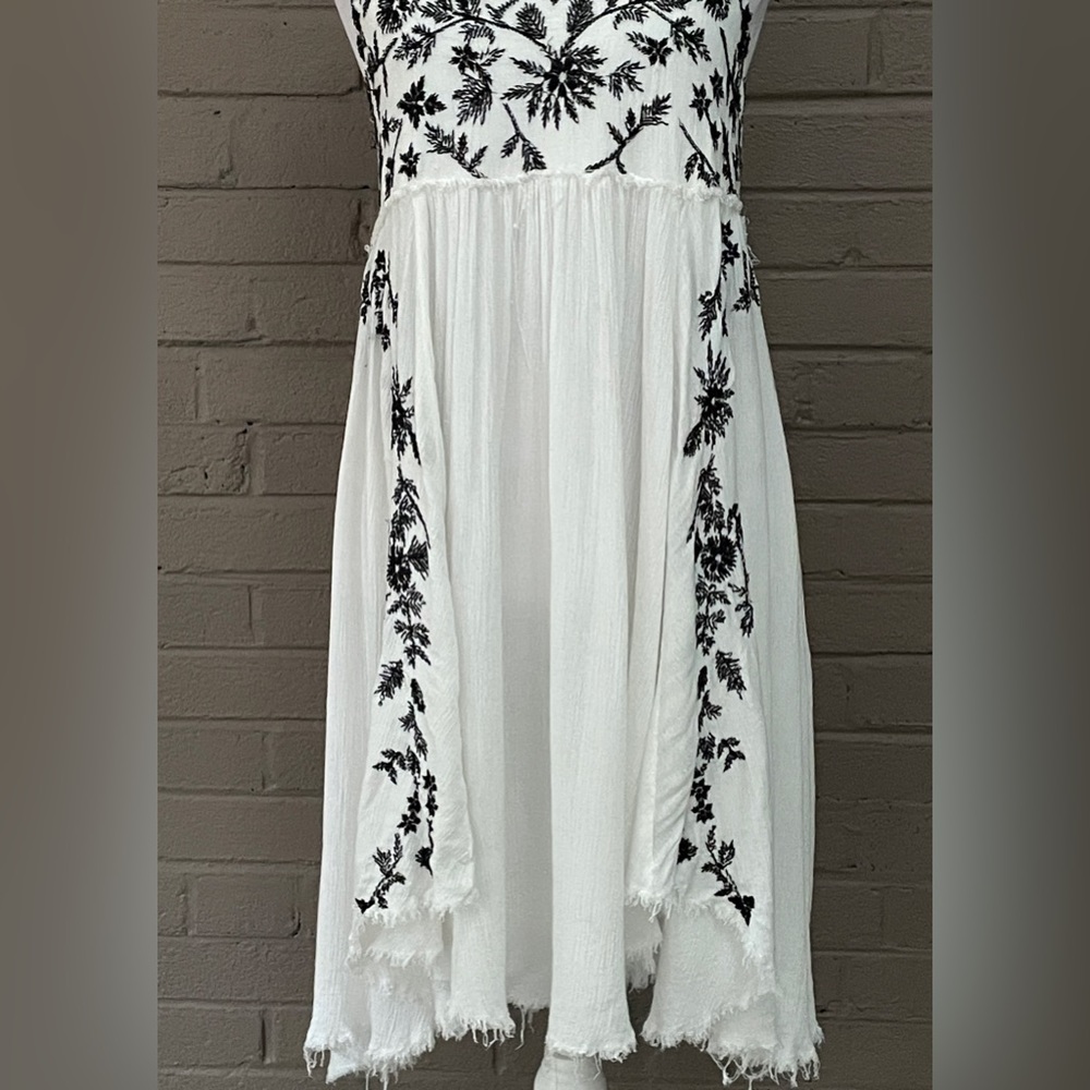 Free People white dress / black embroidered floral print - Picture 5 of 14